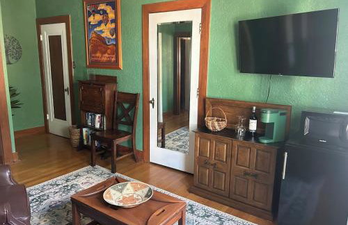 Private Gated Garden Suite in Historic Home, walk to UNM Football and Basketball, UNM and Pres Hospitals - Foto 12