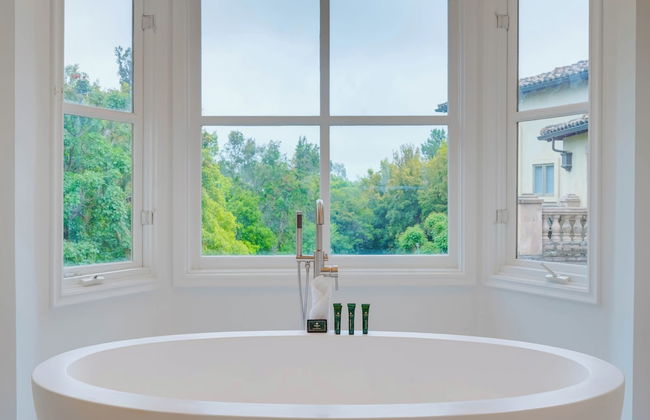 Carolwood - Modern Tuscan Villa With Rolling Lawns and Loggia in Holmby Hills - Photo 46