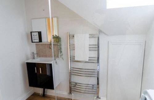 Spacious 15 Guest Home With 9 Beds in Shirley - Photo 8