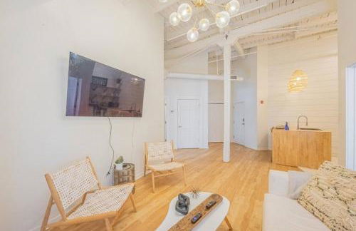 Darlin' Downtown Dawghouse - Photo 11