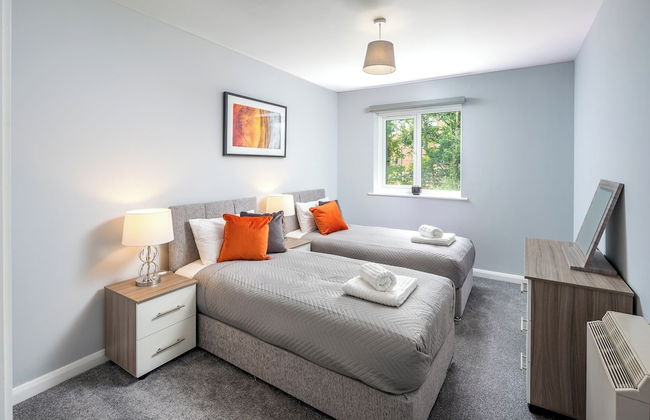 Modern 1-bedroom in Crawley With Free Parking - Foto 2