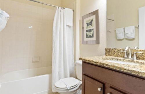 Spacious Vacation Home with Pool & Jacuzzi Near Disney - Foto 24