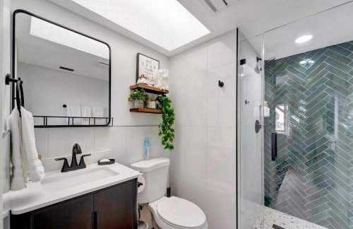 LakeView Fresh and New Bass N Sun King Bed Pool - Photo 7