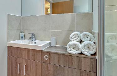 PRIME CITY CENTRE MK STAY, Stylish Spacious Apartment, AIR CONDITIONG, Two bathrooms, FREE GATED ALLOCATED PARKING & Lift access - Foto 40