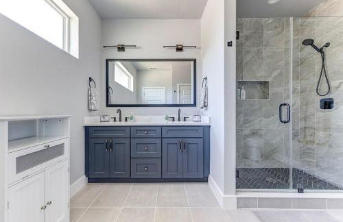 Chic & Spacious 4 Bedroom 3 Full Bathrooms Retreat in West Tampa and Pvt Backyard - Foto 49