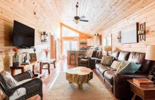 Romantic Chalet w/ Hot Tub close to Roan Mountain - Foto 2