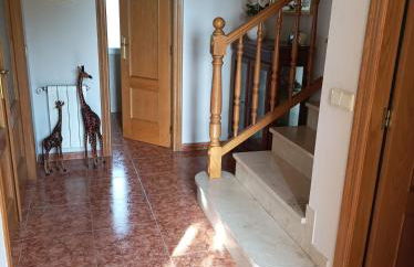 Chalet con gran jardin y piscina privada - Foto 4