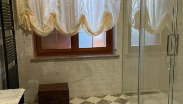 VILLA NEVADA Esclusiva con PISCINA Privata, Il Tuo Angolo di Pace a 5 Minuti dal MARE e 20 Minuti da ROMA - Photo 4, Shower