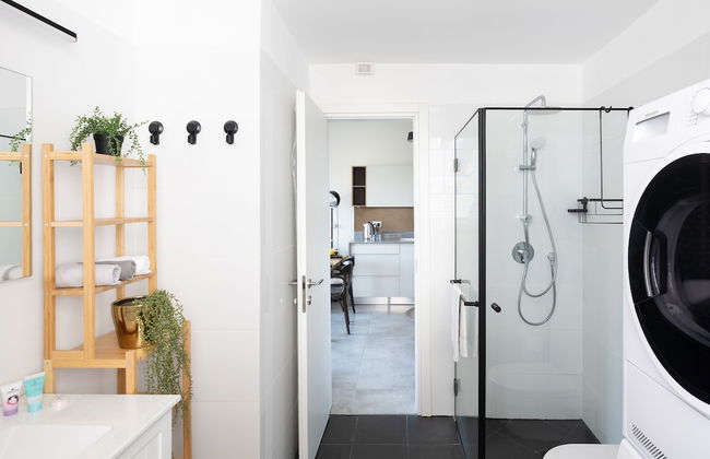 Chic Urban Getaway with Balcony & Mamad by Sea N Rent - Foto 4