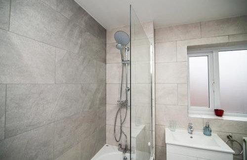 Large 4BDR House By Hyped Properties Short Term Rental Agency With Free Parking & Long Stays Shirebrook - Foto 31