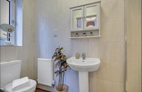 Upscale 3 Bedroom 3 Bathroom Detached House - Central Location - Free Driveway Parking, 75'' Smart TV, Fast WiFi and Snug Room by Yoko Property - Foto 16