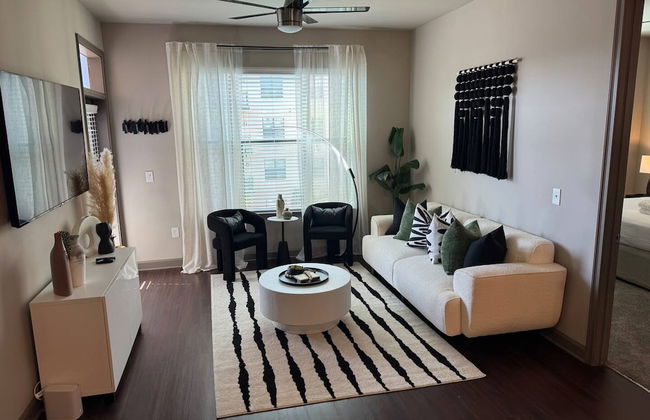 Ebony Ivory Midtown King Bed - Foto 1