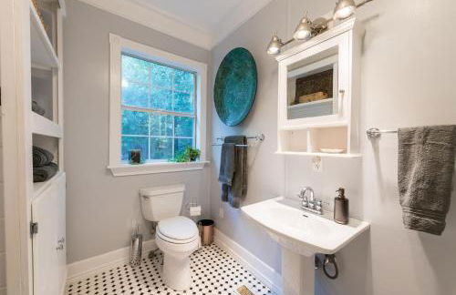 Remodeled Historic Lakefront Gem Overlooking Lake Travis and Jones Brothers Park *Great for Families and Groups* - Foto 35