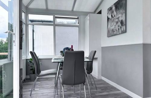 Sleek Skyward Serenity 2bed w Pool Table - Ystrad - Foto 32