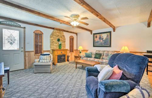 Charming Ingram Home with Yard and Furnished Patio! - Foto 5