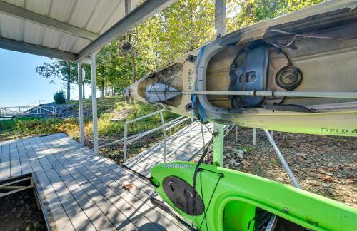 Lakefront Gilbertville Haven with Private Boat Dock! - Foto 32