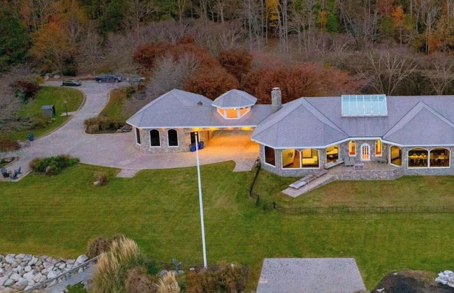 Bay Estate Luxe Waterfront Home w/ Private Pier, Main+guest House, Bay Views - Foto 1