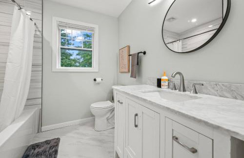 Huge 10BR Family Stay, Sleeps 20 in Bloomfield, CT - Photo 26