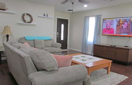 Cozy home near freeways w pool BBQ - Foto 8