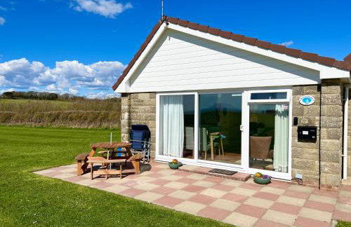 BAYVIEW self-catering coastal bungalow in rural West Wight - Photo 2