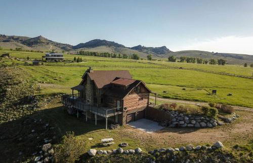 Scenic Mountain Cabin with Creekside Deck & Outdoor Fireplace near North Meadow Creek, Montana - Foto 11