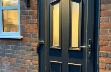 CozyNest 2BR Modern Property with Parking - Foto 6