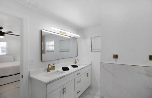 Chic & modern canal-front retreat with private pool - Azure Tides - Photo 30