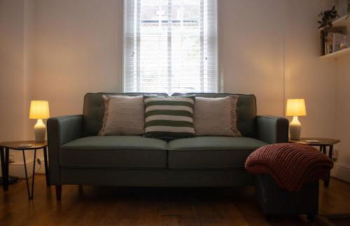 Characterful Cottage - Sleeps 6 - Parking - High Street - Photo 13