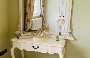 Charming Surrey Cottage perfect for Autumn or Winter gatherings - Photo 25