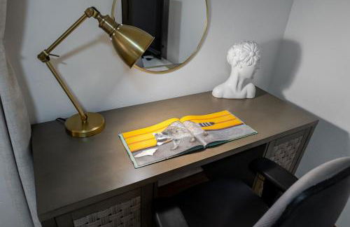 Entire Private Home with 4 Bedrooms 2 Bathrooms, Spacious, Lux King Bed, Ranch Style, Prime Area, Available Now - Photo 48