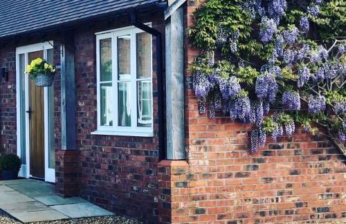 Wisteria Cottages are self catering cottages in a beautiful village location - Foto 2