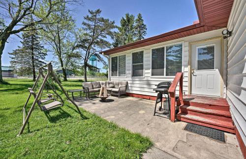 3 Mi to Lake Michigan Access Sawyer Home with Patio - Foto 22
