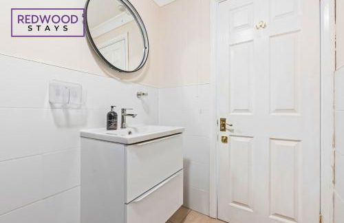 Cozy Family & Contractor Home 3X FREE Parking by Redwood Stays - Foto 43