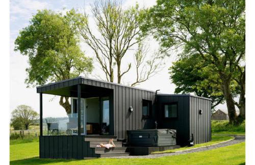 Luxury Glamping Cabin sleeping 4 People with Private Hot Tub and BBQ with views across the North Coast Ballycastle Pod 2 - Foto 44