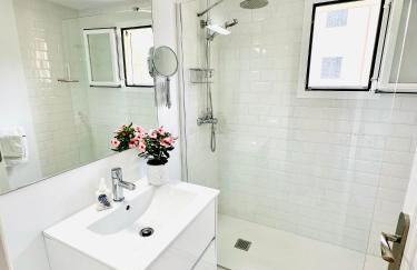 Bonito apartamento con piscina a 50 metros de la playa! - Photo 17