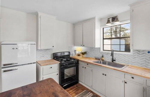 Southern Magnolia House with Porch Swing - Foto 10