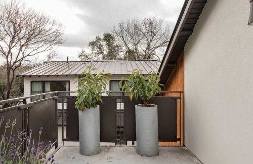 Cozy Bungalow Retreat Walking Distance to Downtown - Photo 2