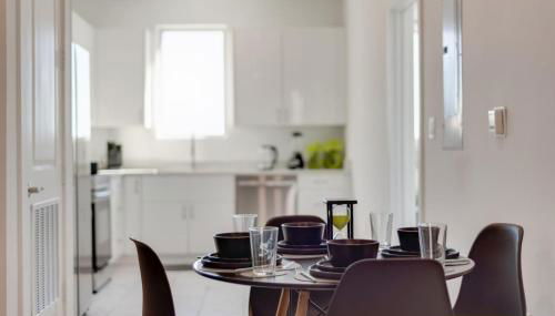 City Lights 2BR I Parking I King Bed I Workspace - Foto 2