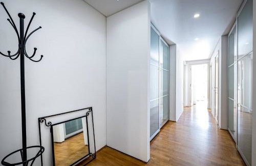 YD Bright 2-Bedroom Retreat with Elevator - Foto 12