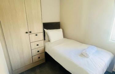 Evergreen Lodge with Hot Tub - Foto 16