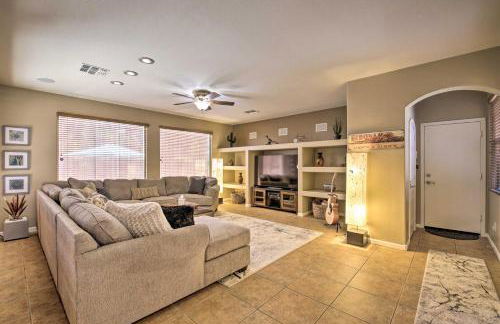 Family Gem in Phoenix with Saltwater Pool and Theater - Foto 14