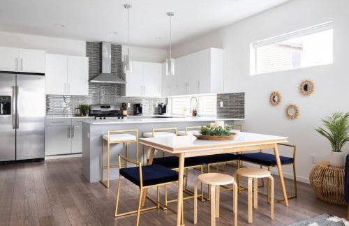 Walk to Restaurants from a Designer Cap Hill Home - Foto 8