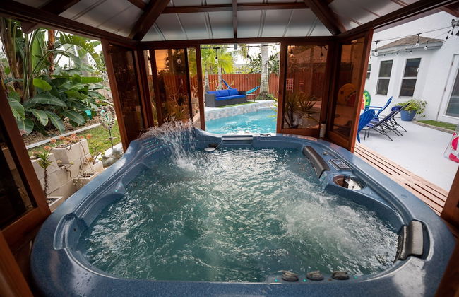 Gorgeous Urban Oasis W/hot Tub, Heated Pool And Private Movie Theater 3 Bedroom Home by RedAwning - Foto 47