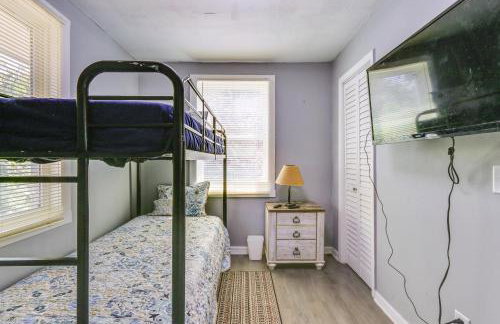 Beachy Home in Heart of Beaufort with Pool Access - Foto 19