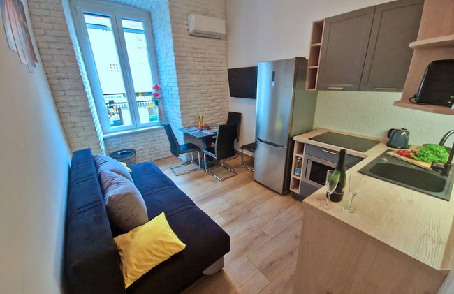 Lola's Place - Photo 1