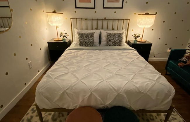 Gorgeous Studio in Beverly Boulevard! Sleeps 4! - Photo 5