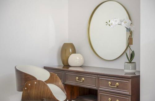 Luxurious 3 Bed House with Free Parking, Sky TV, Movies & Netflix - Foto 45