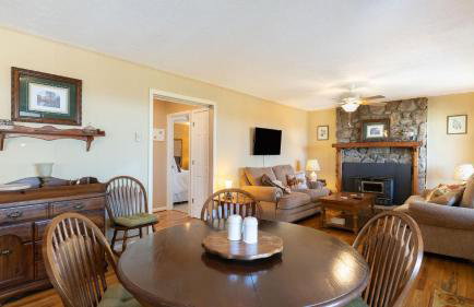 Deck w/ Forest Views, Ping Pong Blue Ridge Mtn Escape Ash Vale by Avantstay - Foto 20