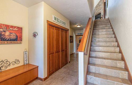 HotTub-Elkpoint-True Ski In Ski Out Family &Pet Friendly - Photo 41