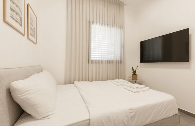 AirTLV - Menachem Begin Apartment - Foto 10